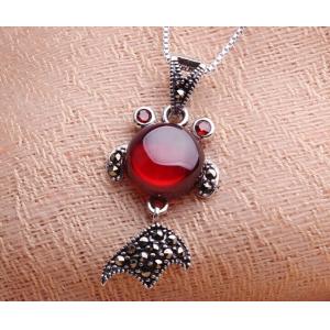 China Garnet goldfish pendant necklace, 925 sterling silver necklace, garnet gemstone necklace supplier