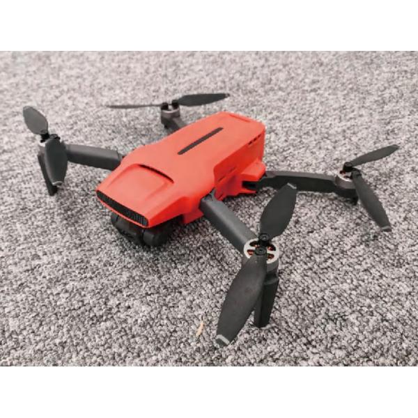 Tiempo de vuelo máximo 32 min. Drone pequeño integrado Peso de despegue: 245 g. Tiempo de vuelo máximo: 32 min. Base de ruedas: 214 mm. Velocidad máxima: 16 m/s.