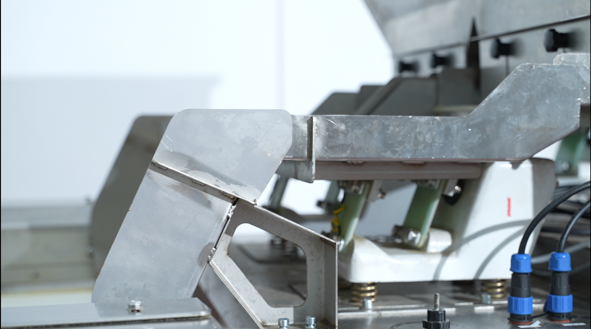 China Lithium-ion Battery Sorting Machine Based On Image Recognition, Achieving Efficient Product Sorting wholesale