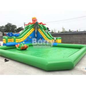 China Piscine gonflable imperméable de thème vert de château avec la glissière de poulpe sur la terre supplier