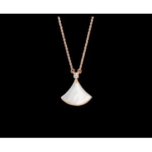  DIVAS’ DREAM necklace in 18 kt pink gold with mother of pearl and pavé diamonds. Ref. 350062 CL856960