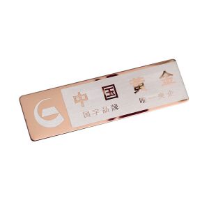 China Revers fait sur commande Pin Gold Name Tag Badge en métal d'emblème d'identification d'affaires avec le support d'aimant supplier