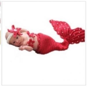 O suporte da fotografia do bebê faz crochê o estilo feito malha da sereia do traje do bebê do menino da menina dos chapéus do bebê