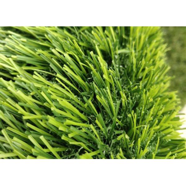 Forma del doble S del verde esmeralda que ajardina césped artificial interior