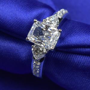 China Customized Moissanite Diamond Rings Emerald Cutting 2cts With White Color wholesale