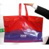 La aduana imprimió bolsos de compras plásticos grandes con las manijas/botón de