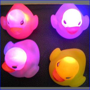 China LED swimming pool light toy OEM design duck bath vinyl toy for kids shenzhen supplier