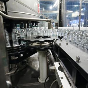 China OPP Hot Melt Labeling Machine for Fruit Juice Beverage Production Line with 6000BPH-72000BPH Speed and Stainless Steel 304 Construction wholesale