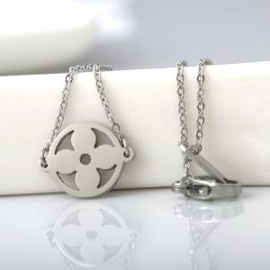 Simple Jewelry Fashion Stainless Steel Girls Flowers Clavicle Necklace, Circle four-leaf clover necklace