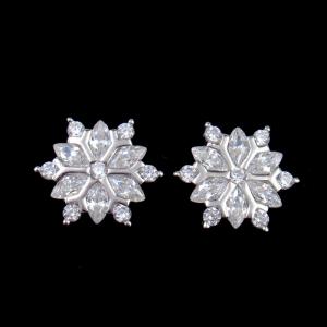 China Exquisite Women Jewelry 925 Sterling Silver Stud Earrings Small Snowflake Shaped supplier