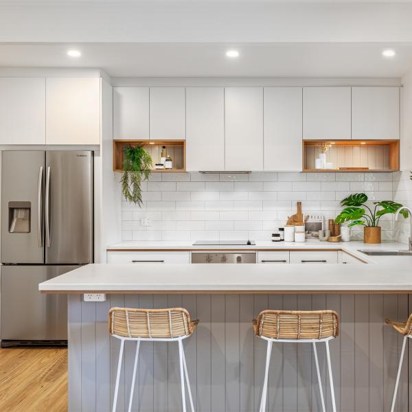 島とハンドルが付いている U 形のマットな白いラッカーの引き出しの引き出しのキッチン キャビネット