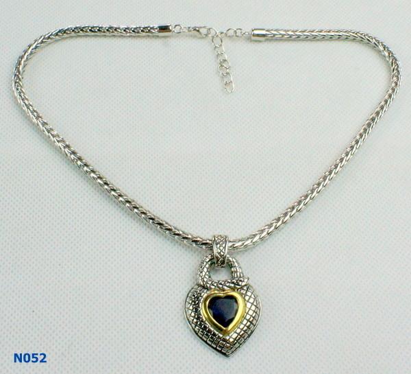 La mode élégante a mélangé le collier en métal au pendant de coeur, offre de