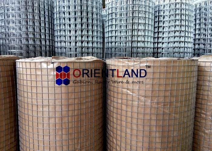 China 2x2によって溶接される金網の具体的な正方形の長方形の穴の形5m-30mの長さ on sale