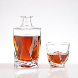 China Bouteille de boisson alcoolisée en verre Super Flint en forme de rectangle 700 ml supplier