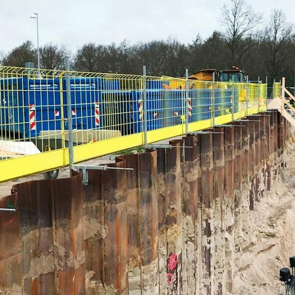 Barrera de protección de bordes multiángulo con patas de soporte ajustables