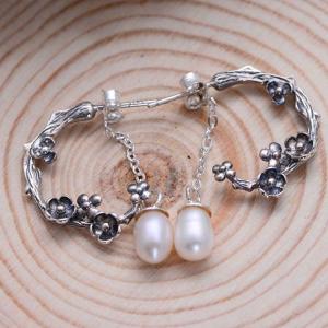 China 925 Silver Engraved Designs Flower Hoop Earrings with Pearl (055132) supplier