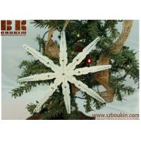 クリスマスの雪片の装飾、Repurposedの木製の雪片、チョークのペンキのぴかぴか光る雪の薄片Ornie