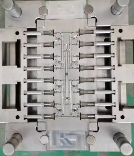 PA6習慣は調節可能なプラスチック部品S136のプラスチック エミッター型を形成した