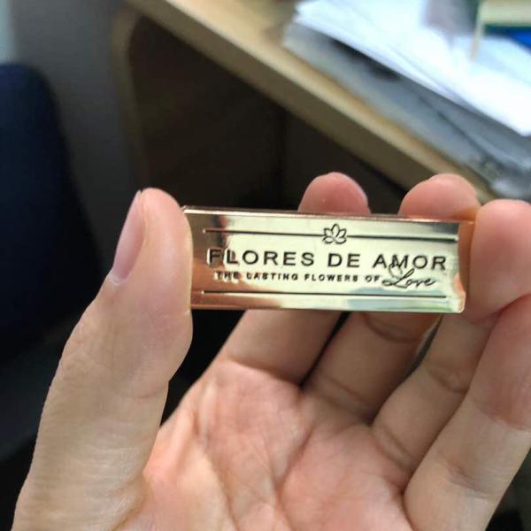 China Taille adaptée aux besoins du client auto-adhésive de plaques d'identification en métal d'autocollant de trou de plaque signalétique d'industrie supplier