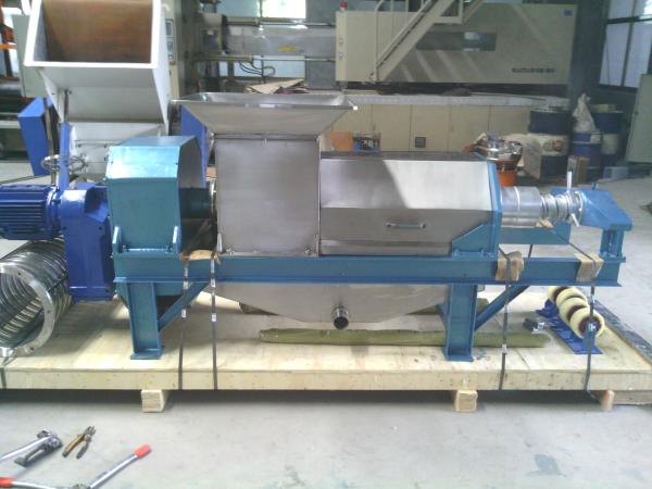 Double screw extractor for pineapple juice pressing