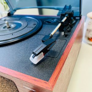 China Lecteur de disques vintage avec haut-parleurs intégrés, tourne-disque à 3 vitesses avec haut-parleurs wholesale