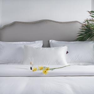 China Decorative Cotton Luxury Luxury Hotel Pillows Cotton Neck Custom For Star Hotel supplier