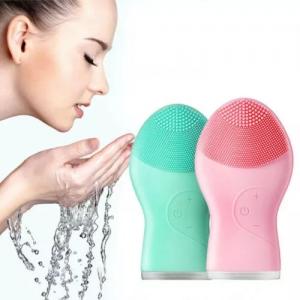 China Sonic Silicone Facial Cleansing Brush USB Rechargeable Electric Silicone Face Brush Deep Cleansing Beauty Facial Brush supplier