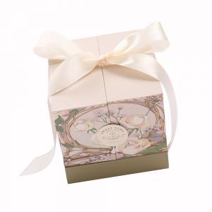 リボンが付いている結婚の香料入りの蝋燭の贅沢なボール紙のギフト用の箱