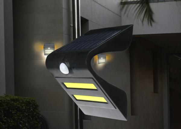 El detector de movimiento solar de 150 lúmenes enciende dos la MAZORCA LED, tiempo de descarga de las noches 1-2