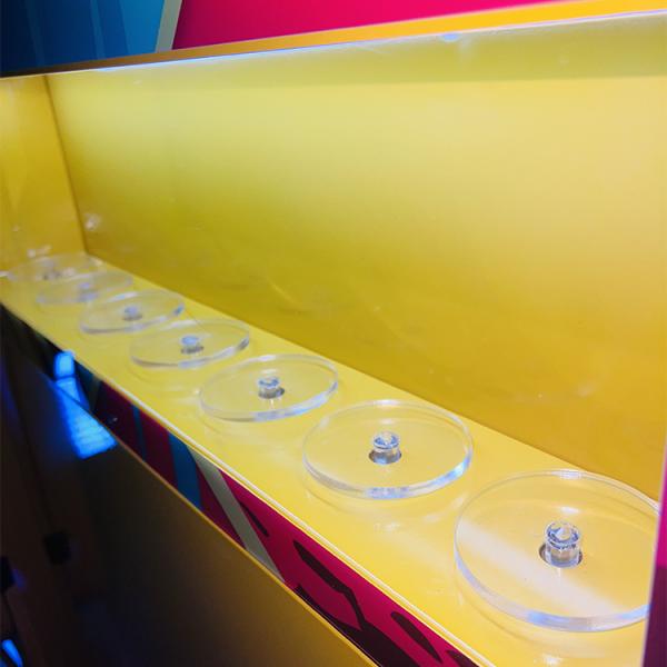 China 32 Inch Touch Screen Medal Vending Machine with 300-600 pcs Capacity and AC 110-240V Voltage for Souvenir Coins wholesale