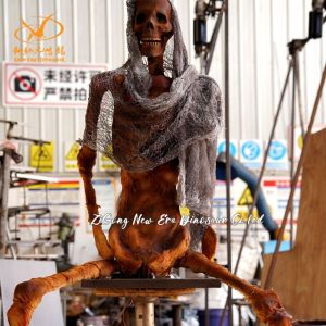 China ハロウィーンのお化け屋敷やテーマパーク用の超リアルなスケルトン小道具 wholesale