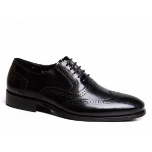 China Abarcas de cuero negras para hombre de Goodyear, zapatos de indumentaria de oficina informal hechos a mano tallados de los hombres supplier