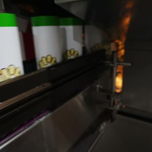 China La cinquième génération d'applicateurs à manches rétrécissantes entièrement automatiques personnalisés pour 30000 BPH La ligne de production de boissons est testée en atelier wholesale