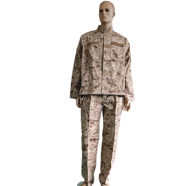Un ensemble d'uniformes militaires numériques et de pantalons
