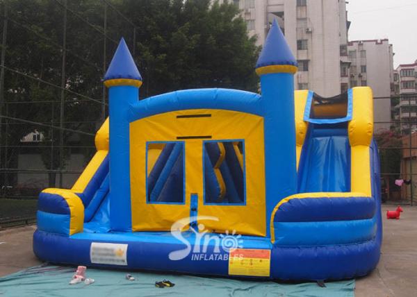 El anuncio publicitario embroma el castillo combinado del agua inflable doble