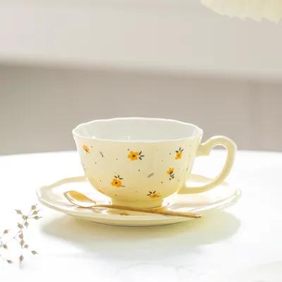 ヨーロピアンスタイルの豪華な小さな緑の花のコーヒーカップとソーサー、スプーン付き、カスタムメイドのセラミック釉薬フラワーティーカップとマグカップ、男女兼用