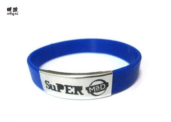 Les bracelets faits sur commande bleus de poignet ont gravé des bracelets en