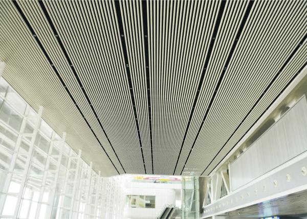 Los paneles de techo lineares suspendidos acanalados del metal del cuarto de ba