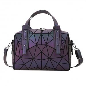 China Women Lingge Handbag With Luminous Color Changing And Fashionable Dazzling Diamond Shaped Crossbody Bag supplier