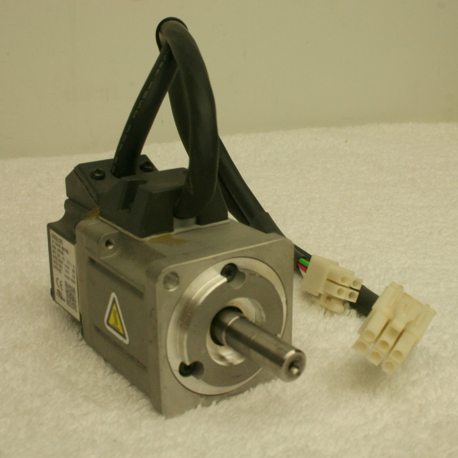 China Servomoteur à C.A. d'OMRON R88M-G10030S avec l'encodeur 100W de l'ABS inc. 100 VCA sans clé sans frein 3000rpm supplier