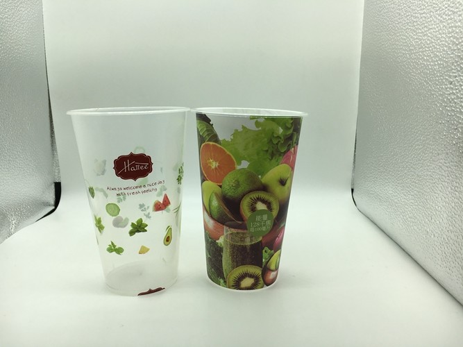 China ドームのふた、帽子が付いている透明なプラスチック コーヒー カップが付いている習慣によって印刷されるプラスチック コップ on sale