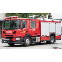 SCANIA 4000 litros riega el coche de bomberos del tanque con el equipo de rescate