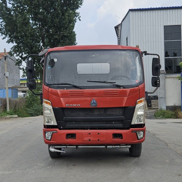 Sinotruk Howo 4x2 Water Sprinkler Truck Durable and Comfortable for Industrial Applications and Dust Control