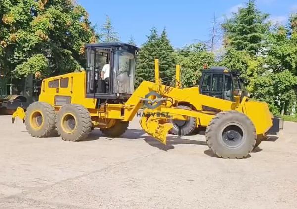 215HP モーターグラダー PY220C カミンズエンジンとオマンのリアリッパー