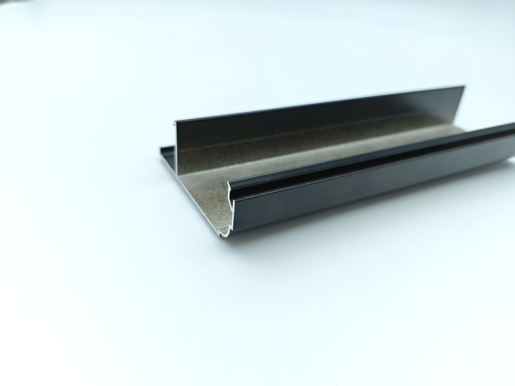 Aluminum door and window materials: Extruded profiles, custom metal products for bars with a modern design.