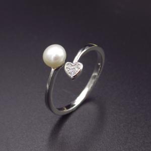 China Heart Shape Silver Pearl Ring / Arrowhead Jewellery Pearl Halo Ring supplier