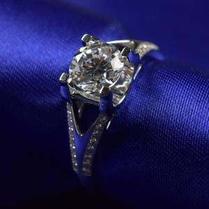 China Brilliance Cut Moissanite Diamond Engagement Rings 1ct 6.5mm With 18K White Gold Material supplier