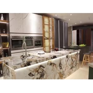 China Armários de cozinha modulares modernos na bancada de pedra preta do revestimento de madeira com chaminé e dissipador supplier