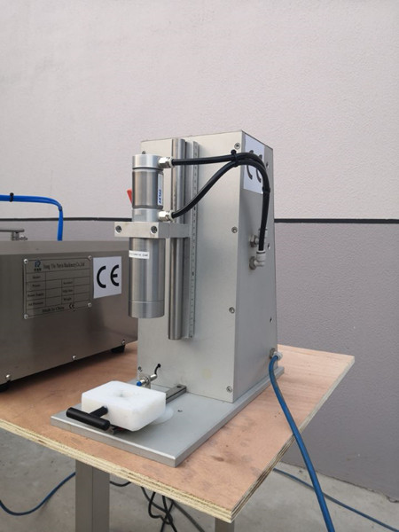 China CE pneumático que tampa semi a solução líquida oral da máquina, única máquina tampando principal supplier