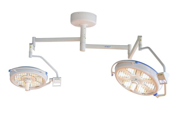 160000luxによって導かれる手術室は白色電球の頭部によって取付けられる天井をつけます